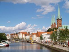 Petrikirche fra 1300-tallet og Marienkirche med tvillingtårn står for tre av byens syv høye tårn. Hansestadt Lübeck, Schleswig-Holstein, Hansaforbundet, Unesco Verdensarv, Altstadt, Historisk, Middelalder, Markt, Nord-Tyskland, Tyskland
