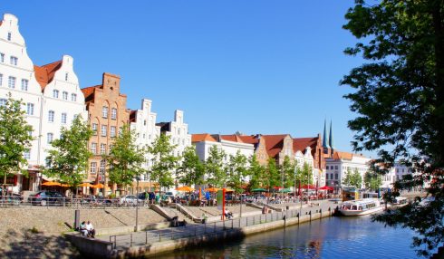 Utsikt over den fine havnen fra broen ved byporten Holstentor. Legg merke til de flotte husfasadene i barokk stil, ofte eldre hus ombygd på 1600-tallet for å følge moten. Hansestadt Lübeck, Schleswig-Holstein, Hansaforbundet, Unesco Verdensarv, Altstadt, Historisk, Middelalder, Markt, Nord-Tyskland, Tyskland
