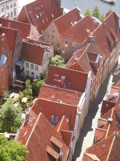 Fra et kvartal med meget gammel bebyggelse, sett fra tårnet til St. Petri-kirche. Foto: © reisdit.no Lübeck, Trave, Østersjøen, middelalder, Backsteinsgotik, Ostsee, Unesco Verdensarv, Gamlebyen, Altstadt, Hansestadt Lübeck, Mecklenburg Vorpommern, Nord-Tyskland