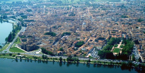 Mantovas historiske bysenter med Plazzo Ducale foran til venstre. Kuppelen midt på bildet tilhører renessansekirken Basilica Sant'Andrea av Alberti. Foto: CittadiMantova.it. Mantova, Lombardia, Nord-Italia, Italia