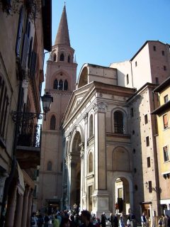 Mantovas Basilica Sant'Andrea, tegnet av Leon Battista Alberti har en fasade som angir skipets høyde Mantovas Basilica Sant'Andrea, Leon Battista Alberti, Mantova, Lombardia, Nord-Italia, Italia