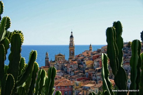 Utsikt over gamlebyen og de barokke kirkene fra Vieux Chateau. Basilique St Michel Archange har det høye tårnet. Foto: tourisme-menton.fr Vieux Chateau, Basilique St Michel Archange, Menton, Alpes Maritimes, Provence, Cote d'Azur, Sør-Frankrike, Frankrike