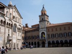 Fra Modenas Piazza Grande med duomo til venstre og Palazzo Comunale til høyre. Foto: Hierakares/Wikipedia Piazza Grande, Modena, Emilia Romagna, Nord-Italia, Italia