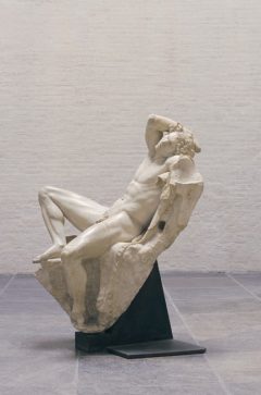 Denne skamløse herren fra cirka 220 før Kristus er en av Glyptotheks viktigste skulpturer. Foto: © J. Wildgruber/Tourismusamt München Glyptothek, München, Bayern, Sør-Tyskland, Tyskland