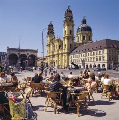 Odeonsplatz med St. Cajetan-kirche, populært kalt Theatinerkirche. Foto: © Christl Reiter/Tourismusamt München Odeonsplatz, St. Cajetan-kirche, Theatinerkirche, München, Bayern, Sør-Tyskland, Tyskland