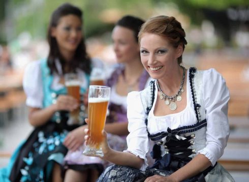 Øl er viktig i Bayern og München - du finner to klassiske ølhaller med hager - Biergartens - i Altstadt, Hofbräuhaus og Augustinerbräu. Altstadt, Hofbräuhaus, Augustinerbräu, Biergartens, München, Bayern, Sør-Tyskland, Tyskland