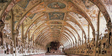 Fra Residenz og den 66 meter lange hallen Antiquarium i overdådig renessanse-stil, bygd mellom åt 1568-70. Foto: Residenz-Museum Antiquarium, Residenz-Museum, München, Bayern, Sør-Tyskland, Tyskland