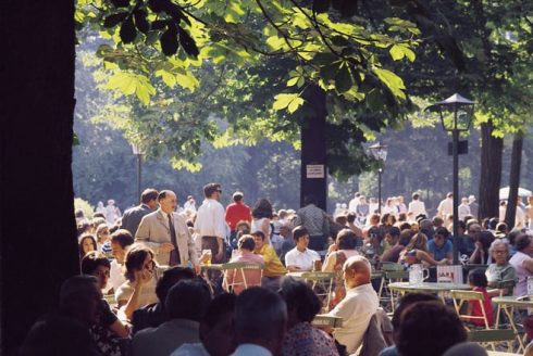 Fra det nesten 700 år gamle bryggeriet Augustinerbraüs stemningsfulle Biergarten som tilhører Augustinerkeller i Arnulfstrasse 52. Foto: © T. Höpker/Tourismusamt München Biergarten, Augustinerbraü, Altstadt, München, Bayern, Sør-Tyskland, Tyskland