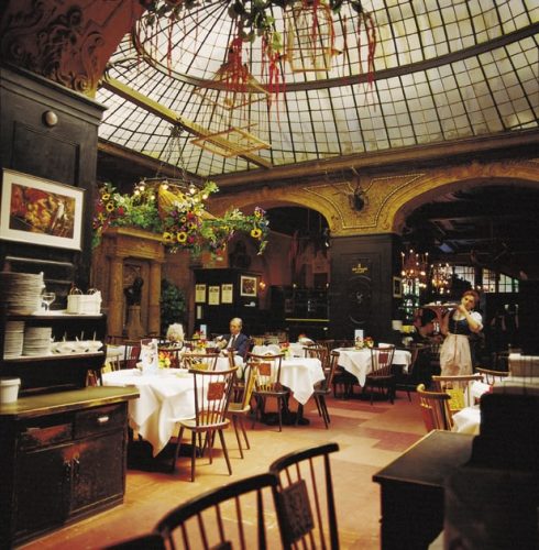 Den stilfulle Augustiner Muschlsaal (muslingsalen) i gågaten Neuhauser Strasse 27. Her er det også ølhaller og uteservering. Foto: © Christl Reiter/Tourismusamt München Augustinerbräu, Muschlsaal, Altstadt, München, Bayern, Sør-Tyskland, Tyskland
