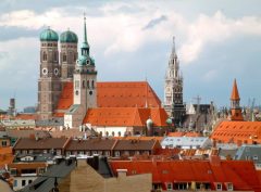 Frauenkirche med tvillingtårn ble påbegynt år 1468, tårnet til Neues Rathaus ser du til høyre og Alter Peters tårn på hitsiden Frauenkirche, Neues Rathaus, Alter Peter, Altstadt, München, Bayern, Sør-Tyskland, Tyskland