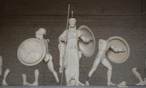 Glyptothek: Kampscene fra Trojanerkrigen på pedimentet (gavlen) til Aphaia-tempelet på Aegina fra cirka år 490 før Kristus Aphaia-tempelet, Glyptothek, München, Bayern, Sør-Tyskland, Tyskland