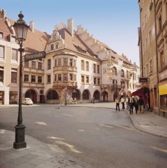 Det berømte Hofbräuhaus ligger i to fine, eldre bygninger. Foto: © Robert Hertz/Tourismusamt München Hofbräuhaus, Altstadt, München, Bayern, Sør-Tyskland, Tyskland