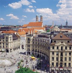 Karlsplatz med byporten Karlstor fra middelalderen. Foto: © Christl Reiter/Tourismusamt München Karlsplatz, Karlstor, Altstadt, München, Bayern, Sør-Tyskland, Tyskland