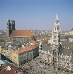 Den livlige Marienplatz med det store, nygotiske rådhuset Neues Rathaus. Frauenkirche til venstre Foto: © Christl Reiter/Tourismusamt München Marienplatz, Neues Rathaus, Altstadt, München, Bayern, Sør-Tyskland, Tyskland