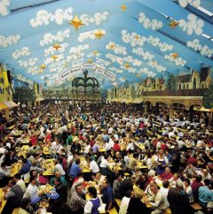 Det er dimensjoner over ølteltene under Oktoberfest. Foto: © Christl Reiter/Tourismusamt München Oktoberfest, München, Bayern, Sør-Tyskland, Tyskland