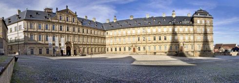 Neue Residenz huser i dag Staatsgalerie og Staatsbibliothek Bamberg - her de to fløyene i renessansestil ved Domplatz. Bamberg, Sør-Tyskland, Tyskland