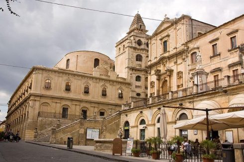 Parrocchio San Francesco di Assissi til høyre og klosterskolen og -kirken San Salvatore til venstre. Foto: Poudou99/Wikipedia San Salvatore, Parrocchio San Francesco di Assissi, Noto, Sicilia, Italia