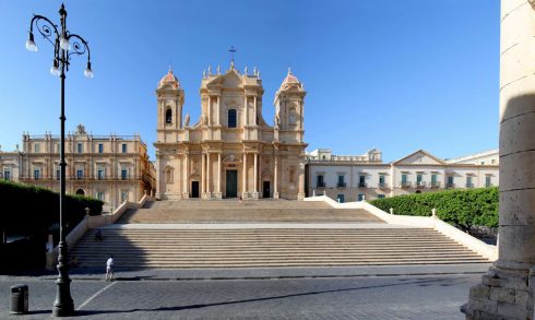 Notos flotte Duomo ved Piazza Municipio - bispepalasset til høyre og Palazzo Alfame til venstre. Gaten Corso Vittore Emmanuele krysser plassen. Noto, Sicilia, Italia