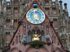 Nürnberg - Frauenkirches Männleinlaufen er et kunstferdig urverk med bevegelige figurer, som forestiller keiseren og hans hoff Frauenkirches Männleinlaufen, Nürnberg, Bayern, Unesco Verdensarv, Altstadt, Historisk, Middelalder, Marktplatz, Sør-Tyskland, Tyskland