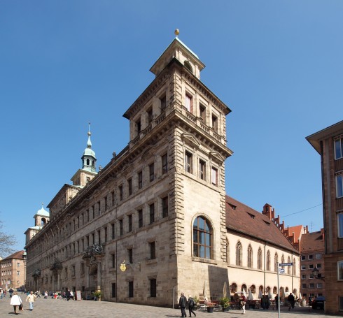 Nürnbergs flotte Rathaus - rådhus - er oppført gjennom flere stilepoker - renessansen på langsiden og gotikken til høyre. Rathaus, Nürnberg,Bayern, Unesco Verdensarv, Altstadt, Historisk, Middelalder, Marktplatz, Sør-Tyskland, Tyskland