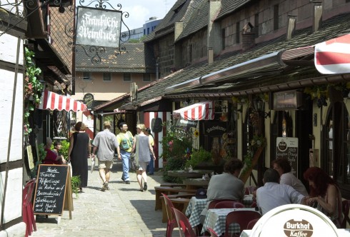Handwerkergasse er et smug med håndverkere og hyggelige serverings-steder. Foto: © 2011 Congress- und Tourismus-Zentrale Nürnberg Handwerkergasse, Nürnberg, Bayern, Unesco Verdensarv, Altstadt, Historisk, Middelalder, Marktplatz, Sør-Tyskland, Tyskland