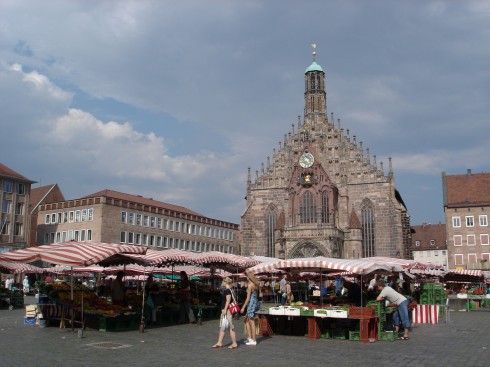 Hauptmarkt med den gotiske Frauenkirche fra 1300-tallet. Her er det torgmarked hver dag fra klokken 07 til klokken 20. Hauptmarkt med den gotiske Frauenkirche, Nürnberg,Bayern, Unesco Verdensarv, Altstadt, Historisk, Middelalder, Marktplatz, Sør-Tyskland, Tyskland
