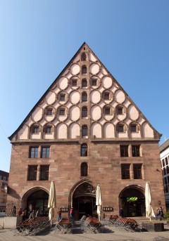 Nürnbergs Mauthalle er et enormt kornlager i gotisk stil fra middelalderen, som i dag er omgjort til et kjøpesenter Nürnberg, Bayern, Unesco Verdensarv, Altstadt, Historisk, Middelalder, Hauptmarkt, Sør-Tyskland, Tyskland