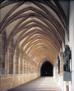 Germanisches Nationalmuseum er i dag gjenoppbygd i moderne stil, med deler av middelalderklosteret integrert i nybygget. Foto: Germanisches Nationalmuseum Germanisches Nationalmuseum, Nürnberg, Bayern, Unesco Verdensarv, Altstadt, Historisk, Middelalder, Hauptmarkt, Sør-Tyskland, Tyskland