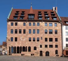 Schürstabhaus ved Albrecht Dürer-Platz er et av byens viktige patrisierhus fra middelalderen, opprinnelig fra 1100-tallet Schürstabhaus, Albrecht Dürer-Platz, Nürnberg, Bayern, Unesco Verdensarv, Altstadt, Historisk, Middelalder, Hauptmarkt, Sør-Tyskland, Tyskland