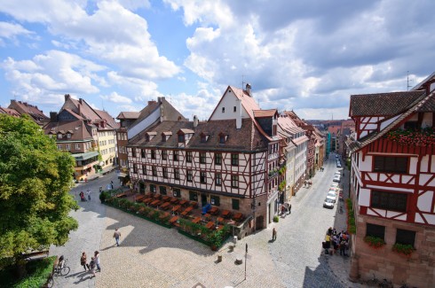 Fra den øvre delen av Nürnbergs Altstadt med bindingsverkshus og uterestauranter, oppunder festningsverkene. Nürnberg,Bayern, Unesco Verdensarv, Altstadt, Historisk, Middelalder, Marktplatz, Sør-Tyskland, Tyskland