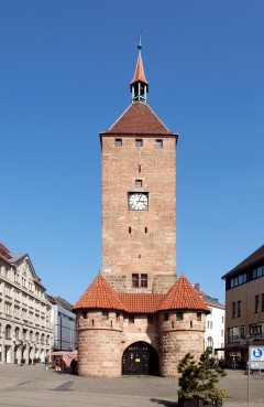 Nürnberg - Weisser Turm fra 1200-tallet med en 14-1500-talls barbakan byport foran - rett ved Elisabeth-Kirche i bydelen Lorenz-Seite Weisser Turm fra 1200-tallet, Nürnberg, Bayern, Unesco Verdensarv, Altstadt, Historisk, Middelalder, Hauptmarkt, Sør-Tyskland, Tyskland
