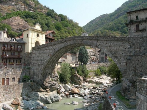 Det finnes flere broer fra romertid i Val d'Aosta - her Ponte Romano St Martin, litt lenger ned i dalen. Foto: www.regione.vda.it/turismo Ponte Romano St Martin, Valle d'Aosta, Nord-Italia, Italia