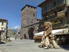 Torre dei Signori, Porta Pretoria og en gjeng lokale tremenninger med trekkspill. Foto: www.regione.vda.it/turismo Torre dei Signori, Porta Pretoria, Aosta, Valle d'Aosta, Nord-Italia, Italia