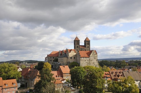 Schloss Quedlinburg fra 900-tallet ligger ikke så høyt over gamlebyen, men høyt nok til at man slipper å ta i mot besøkende man ikke liker Quedlinburg, Altstadt, Unesco Verdensarv, Nord-Tyskland, Tyskland