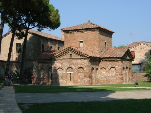 Mauselo di Galla Placida ser lite og beskjedent ut, men inneholder eventyrlig vakre mosaikker. Foto: © reisdit.no Mauselo di Galla Placida, Unesco, Ravenna, Emilia-Romagna, Nord-Italia, Italia