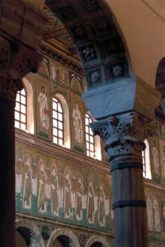 Fra interiøret til Basilica di Sant'Apollinare Nuovo. Foto: Images owned by Ravenna Tourist Office. Basilica di Sant'Apollinare Nuovo, Unesco, Ravenna, Emilia-Romagna, Nord-Italia, Italia