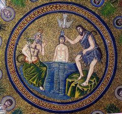 Mosaikker med Jesu dåp fra Battisteri degli Ariani - Theodorics arianske kristne kapell. Foto: Images owned by Ravenna Tourist Office Battisteri degli Ariani, Unesco, Ravenna, Emilia-Romagna, Nord-Italia, Italia