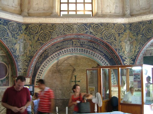 Slik ser det ut i inngangspartiet til Battistera Neoniano med kuppelen som skildrer Kristi dåp og hans 12 disipler. Foto: © reisdit.no Battistera Neoniano, Unesco, Ravenna, Emilia-Romagna, Nord-Italia, Italia