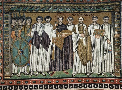 Keiser Justitian av Det bysantinske riket med soldater og kirkens menn. Veggmosaikk fra kirken San Vitale, oppført år 548. Keiser Justitian av Det bysantinske riket, San Vitale, Ravenna, Emilia-Romagna, Nord-Italia, Italia