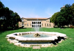 Museo d'Arte della Città ligger vakkert til i en park. Foto: Images owned by Ravenna Tourist Office. Museo d'Arte della Città, Unesco, Ravenna, Emilia-Romagna, Nord-Italia, Italia