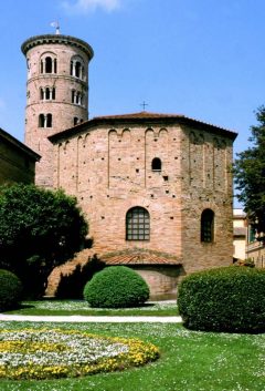 Battistera Neoniano er kjent for sine praktfulle mosaikker. Foto: Images owned by Ravenna Tourist Office Battistera Neoniano, Unesco, Ravenna, Emilia-Romagna, Nord-Italia, Italia