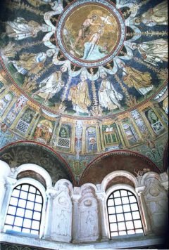 Battistera Neoniano er kjent for sine praktfulle arianske mosaikker - motivet i kuppelen er Kristi dåp og hans 12 disipler. Foto: Images owned by Ravenna Tourist Office Battistera Neoniano, Unesco, Ravenna, Emilia-Romagna, Nord-Italia, Italia