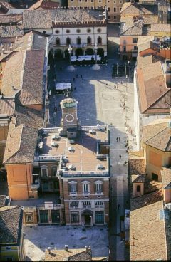 Piazza del Popolo med Palazzo del Comunale øverst i bildet: Foto: Images owned by Ravenna Tourist Office Piazza del Popolo med Palazzo del Comunale, Unesco, Ravenna, Emilia-Romagna, Nord-Italia, Italia