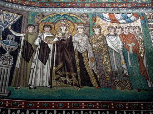 Keiserinne Theodora med sitt hoff. Veggmosaikk fra kirken San Vitale, oppført år 548. Foto: Opera di Religione della Diocese di Ravenna Keiserinne Theodora med sitt hoff. Veggmosaikk fra kirken San Vitale, oppført år 548. Unesco, Ravenna, Emilia-Romagna, Nord-Italia, Italia