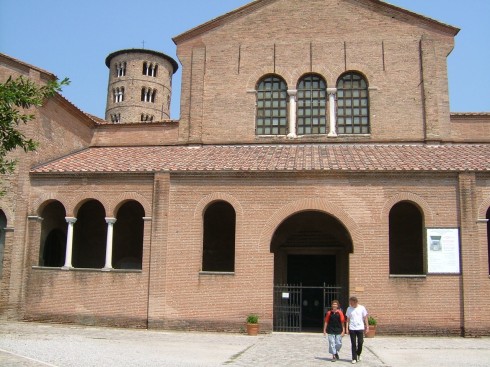 Sant'Apollinare in Classe fra år 549 ble bygd av den bysantinske keiser Justitian og hans teolog Maximian. Foto: © reisdit.no Sant'Apollinare in Classe, Unesco, Ravenna, Emilia-Romagna, Nord-Italia, Italia