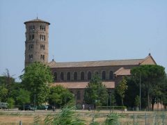 Basilica Sant' Apollinare in Classe fra år 549 ligger 4-5 kilometer utenfor sentrum i retning Rimini. Foto: © reisdit.no Basilica Sant' Apollinare in Classe, Unesco, Ravenna, Emilia-Romagna, Nord-Italia, Italia