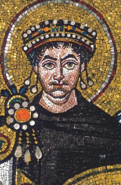 Detalj fra mosaikken med keiser Justitian i San Vitale cirka år 548. Foto: Images owned by Ravenna Tourist Office Mosaikk, keiser Justitian i San Vitale, Unesco, Ravenna, Emilia-Romagna, Nord-Italia, Italia