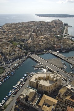 Det vesle stredet som skiller Siracusas gamleby Ortegia fra fastlandet, brukes i dag som havn for fisker- og fritidsbåter Ortigia, Siracusa, Sicilia, Italia