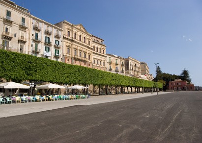 Fra den fine havnepromenaden på sørvestsiden av Ortigia, der mange av de bedre hotellene og kafeene ligger. Havnepromenaden, Ortigia, Siracusa, Sicilia, Italia