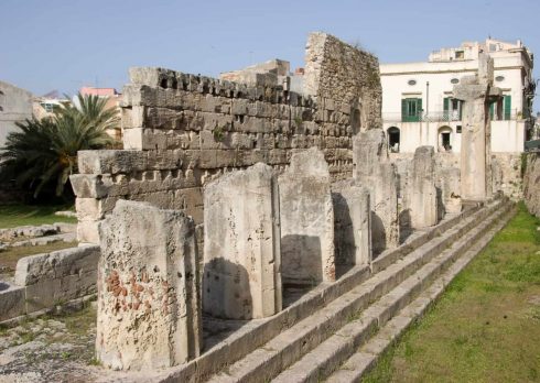 Restene etter Sicilias eldste tempel, det doriske Tempio di Apollo fra år 565 før vår tidsregning finner du i gamlebyen på øya Ortigia. Tempio di Apollo 565 f Kr, Ortigia, Siracusa, Sicilia, Italia